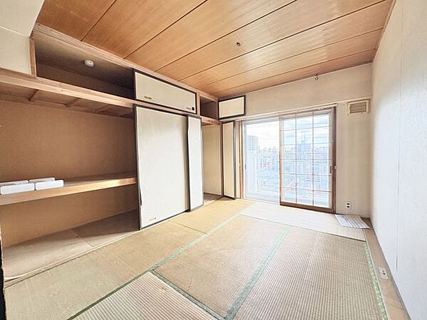 頼もしい収納力を持つ、天袋付きの大容量押入れ。お部屋を広く使うための整理整頓に大活躍します。