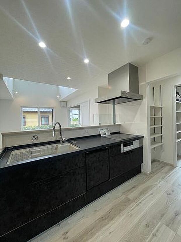 対面式キッチンで会話がしやすい。IH+食洗機付きで、家事負担にも配慮しています