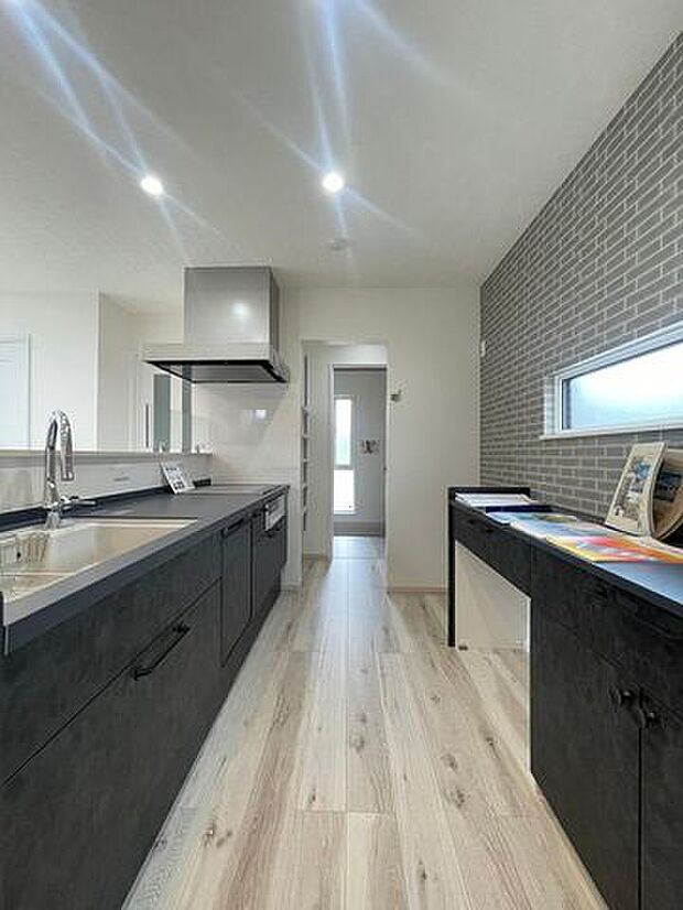 広めの作業スペースで配膳もスムーズ。収納も確保し、見た目も整いやすいキッチンです