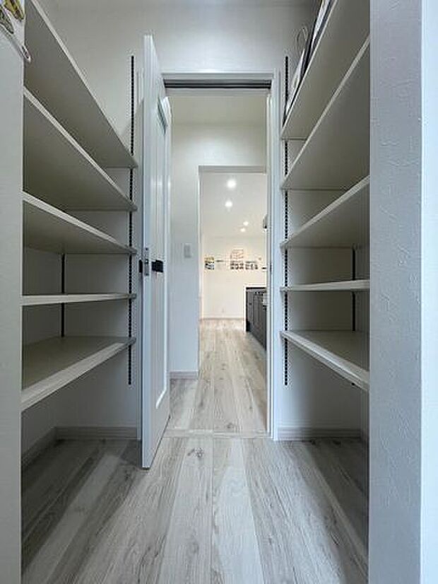 シューズインクローク付き玄関。ベビーカーや外遊び道具も片付けやすい収納が便利です