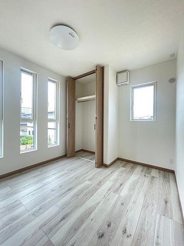 採光に配慮した洋室。明るさを確保し、落ち着いて過ごしやすい空間です