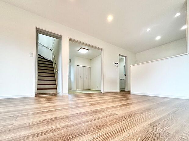 日差しが入りやすいリビング。大きな窓からの眺めも楽しめる、明るさと開放感たっぷりの団らん空間です