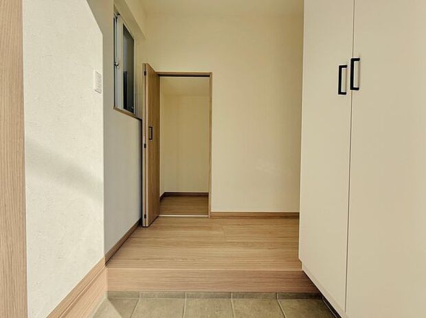 玄関の下駄箱は容量にゆとりがあり、家族分も整理しやすいです