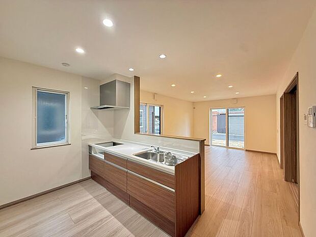 家族と会話を楽しめる対面式システムキッチン。毎日の家事時間も心地よく感じられます