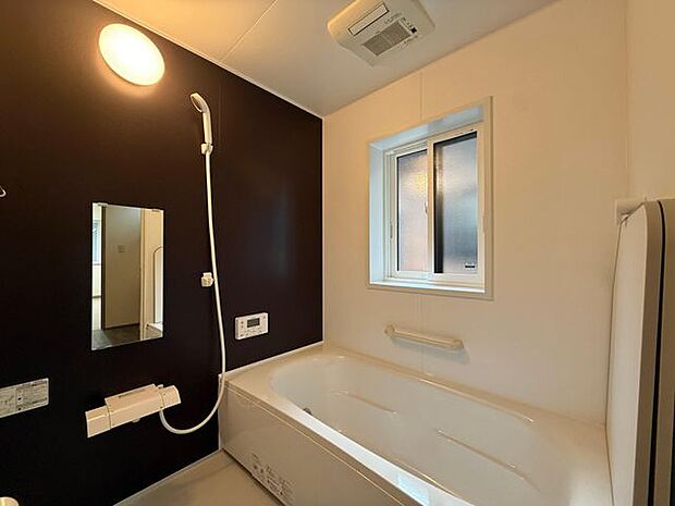 ゆったりと入浴可能な大きさの浴室♪お子様との入浴も楽しめそうですね♪