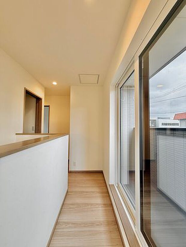 2階廊下は大きな窓付き。自然光を取り込みやすく、明るさに配慮した設計