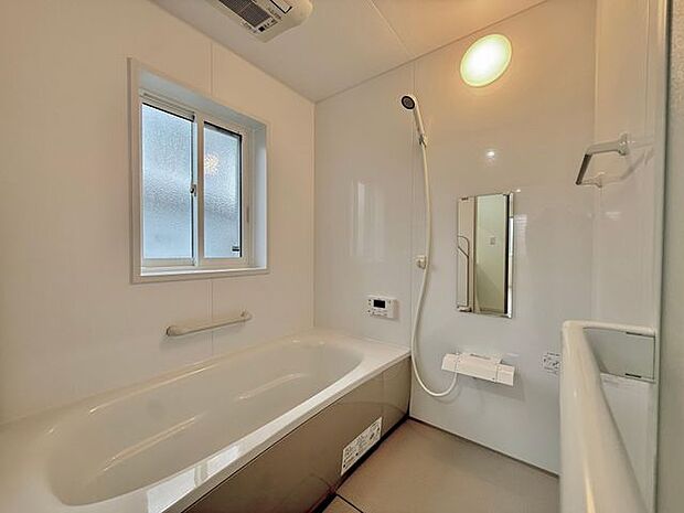 ゆったりと入浴可能な大きさの浴室♪お子様との入浴も楽しめそうですね♪