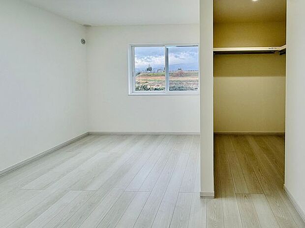 洋室にはウォークインクローゼットがあり、荷物の多い方でも安心ですね♪