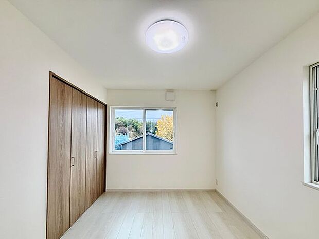 採光に配慮した洋室。明るさを感じながら、ゆったり過ごしやすい空間です