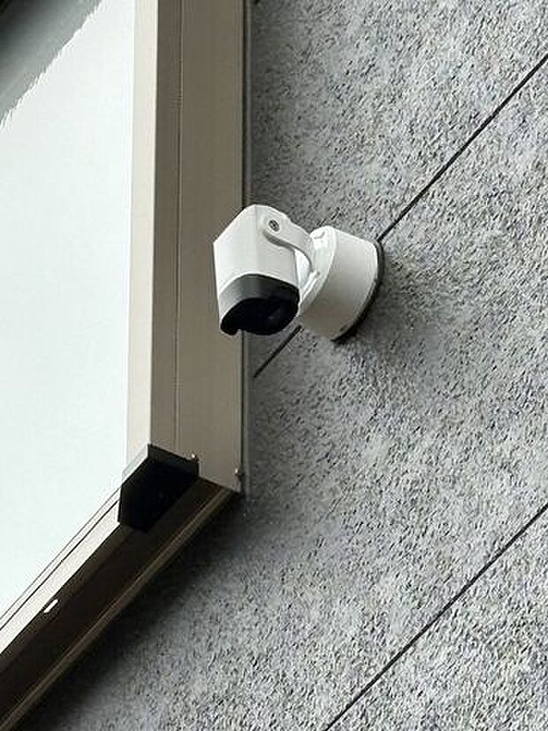 玄関付近に防犯カメラが設置されており、外出先からいつでも確認出来ます。