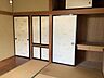 室内：収納力のある壁面収納付き。家具を増やしすぎず、室内をすっきり使いやすい点が魅力です。