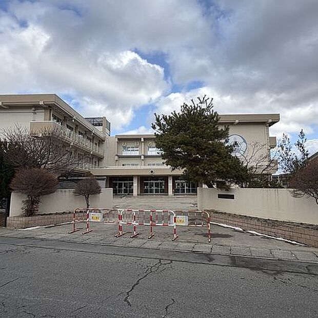 郡山市立小山田小学校 620m