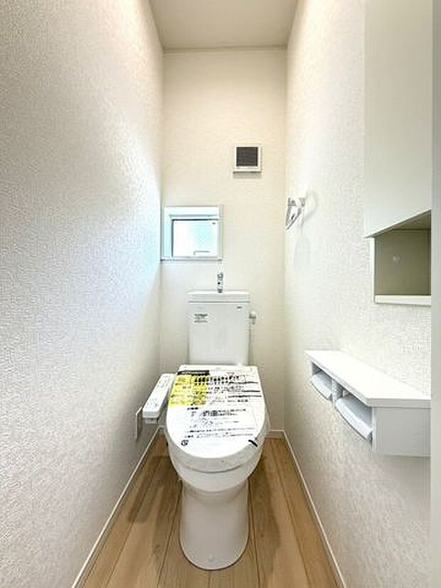 シンプルで使いやすく、日々の暮らしに自然と馴染むトイレです。物件比較にも役立つ一枚です。