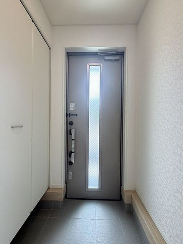 朝の外出や帰宅後の動きがスムーズになる、使いやすい玄関です。物件比較にも役立つ一枚です。