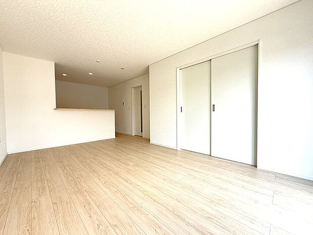 明るさと広がりを感じるリビングは、暮らしの満足度を高めます。物件比較にも役立つ一枚です。