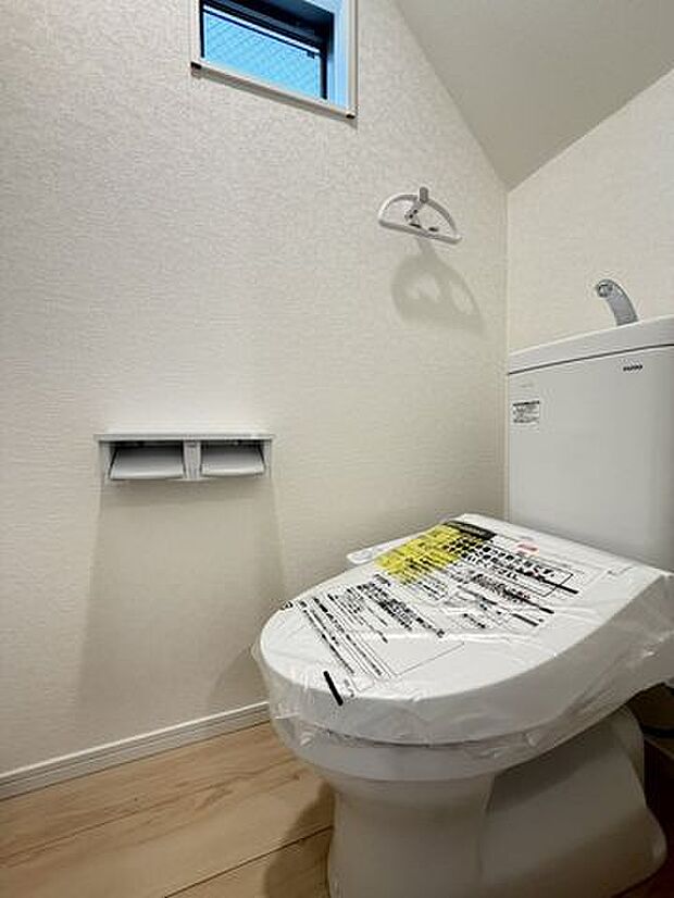 シンプルで使いやすく、日々の暮らしに自然と馴染むトイレです。物件比較にも役立つ一枚です。