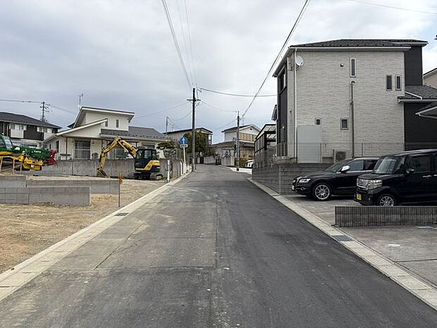 道路や隣地との距離感まで分かり、暮らしのイメージが湧きます。見学前の確認にも便利です。