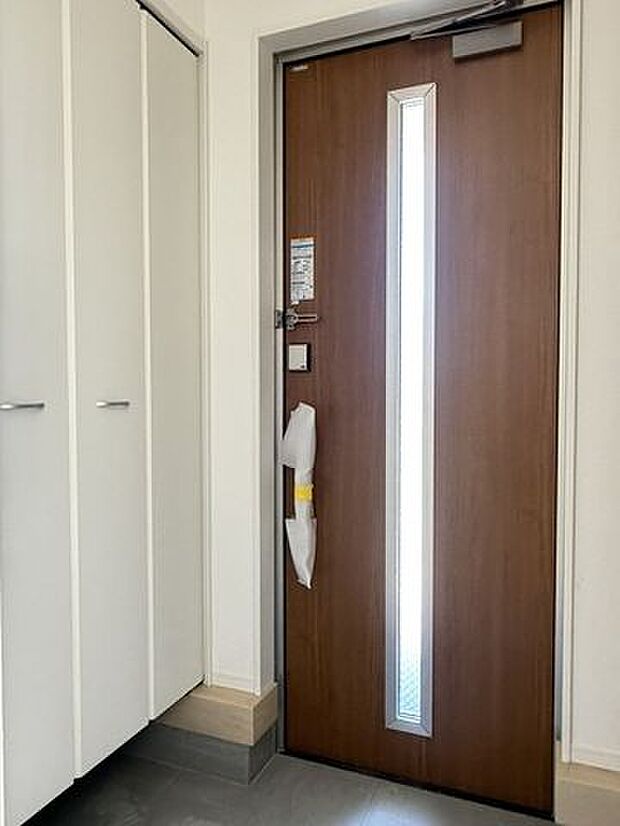 住まいの第一印象を決める玄関。明るく清潔感のある迎え口です。新築建売の魅力が伝わります。
