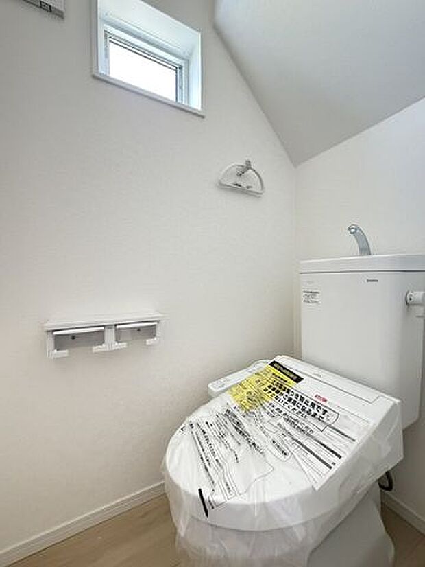 シンプルで使いやすく、日々の暮らしに自然と馴染むトイレです。物件比較にも役立つ一枚です。
