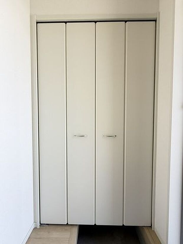 日用品や季節物をすっきりしまえる、暮らしにうれしい収納です。新築建売の魅力が伝わります。