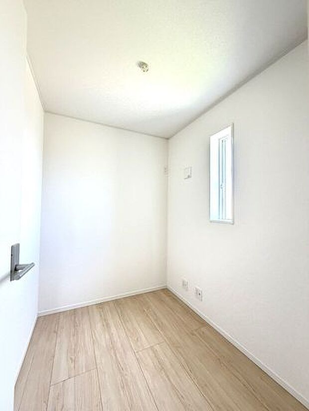 寝室や子供部屋、仕事部屋など目的に合わせて使いやすい居室です。新築建売の魅力が伝わります。