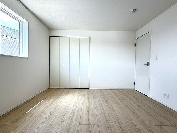 ベッドや机を置いた暮らしを想像しやすい、実用的な居室です。入居後の暮らしが描けます。