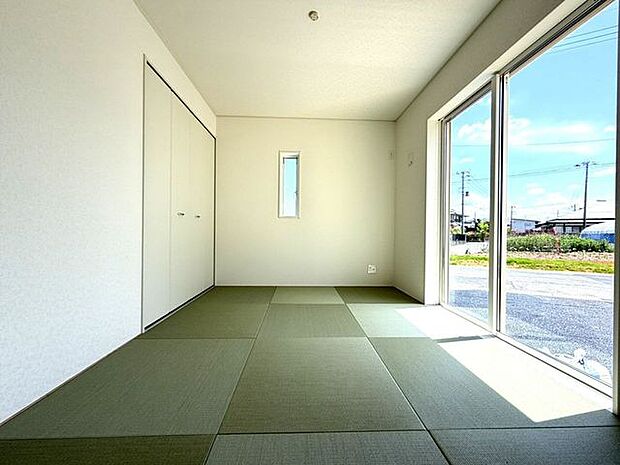 客間やお昼寝、遊び場にも使いやすい、暮らしに便利な和室です。新築建売の魅力が伝わります。