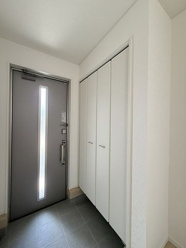 朝の外出や帰宅後の動きがスムーズになる、使いやすい玄関です。物件比較にも役立つ一枚です。