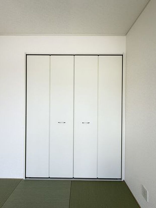 日用品や季節物をすっきりしまえる、暮らしにうれしい収納です。新築建売の魅力が伝わります。