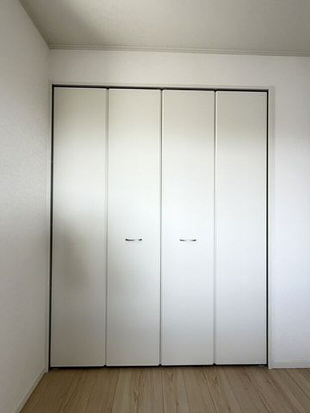 必要な場所に収納があることで生活動線が乱れにくく、住まい全体をすっきり見せやすいのが魅力です。