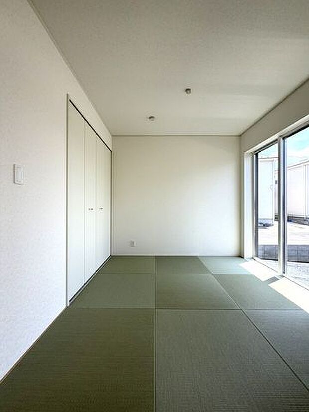 小さなお子様の遊び場や昼寝場所としても安心感のある和室です。物件比較にも役立つ一枚です。