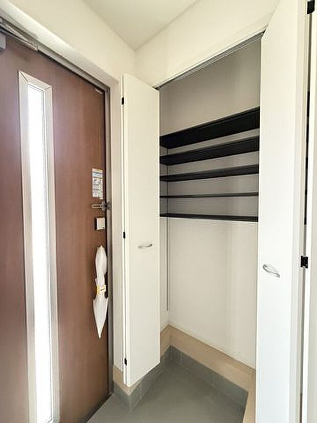 この住まいは暮らしの動きに合わせて片付けやすく、居室をすっきり保ち日常の整えやすさを支えてくれます。