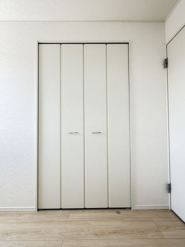 必要な場所に収納があることで生活動線が乱れにくく、住まい全体をすっきり見せやすいのが魅力です。