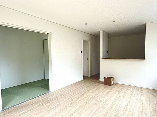 家族が自然と集まる明るいリビングで、毎日の会話が広がります。