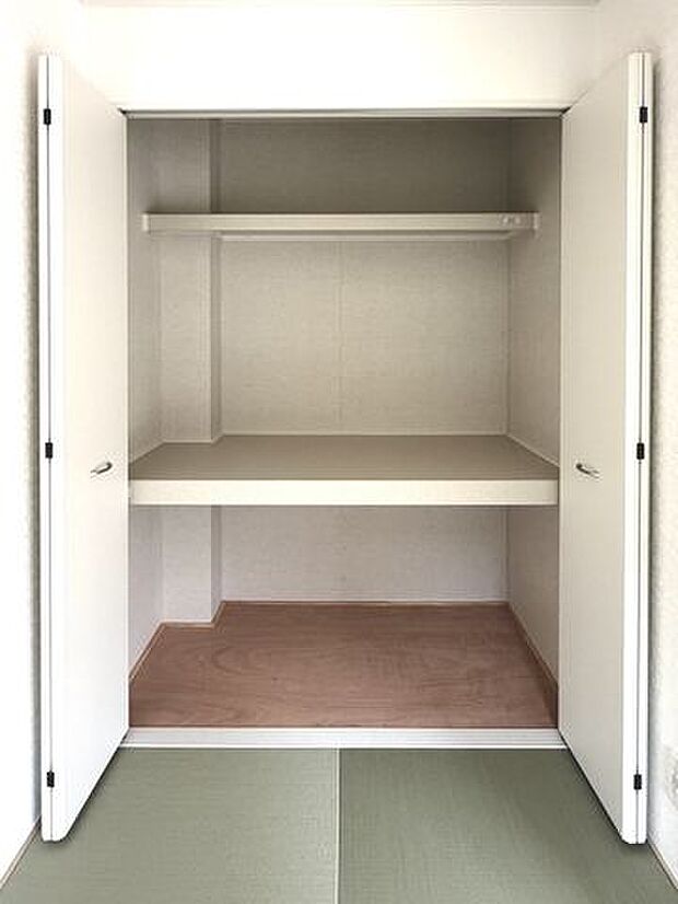 日用品や季節物をすっきりしまえる、暮らしにうれしい収納です。