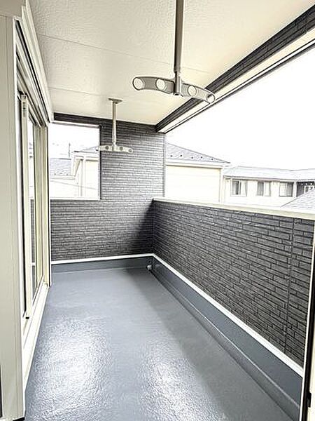 洗濯物を干しやすく、日々の家事に役立つバルコニースペースです。