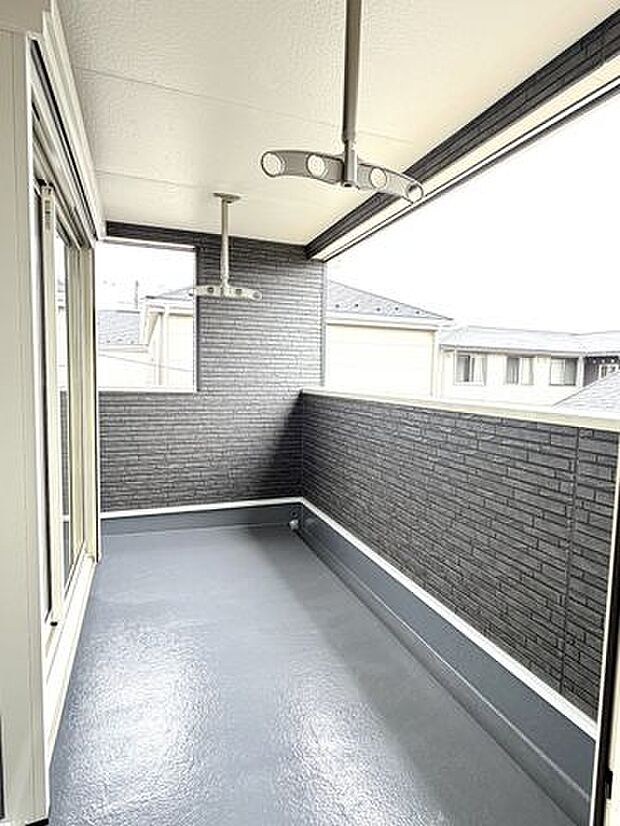 洗濯物を干しやすく、日々の家事に役立つバルコニースペースです。