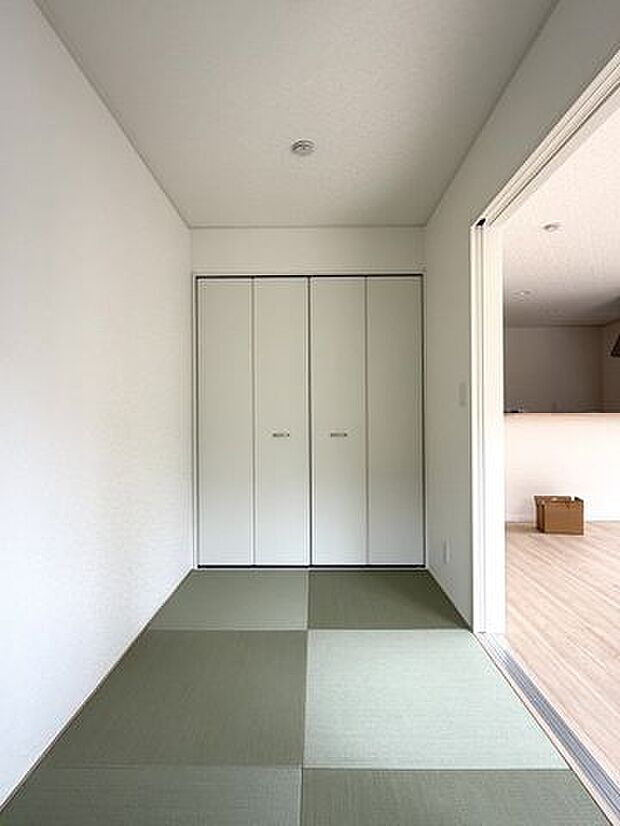 客間やお昼寝、遊び場にも使いやすい、暮らしに便利な和室です。
