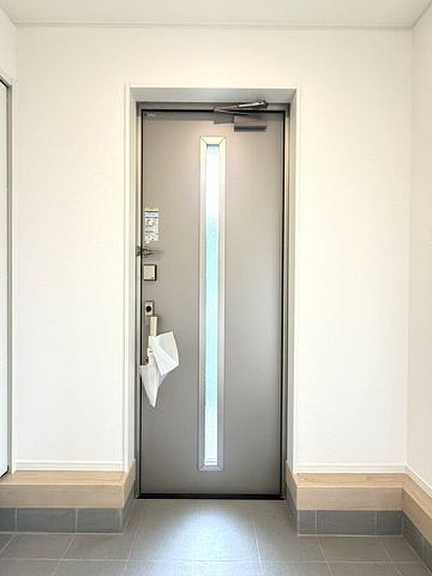 朝の外出や帰宅後の動きがスムーズになる、使いやすい玄関です。物件比較にも役立つ一枚です。