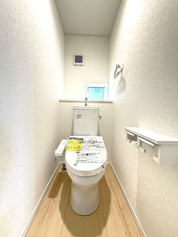 シンプルで使いやすく、日々の暮らしに自然と馴染むトイレです。物件比較にも役立つ一枚です。