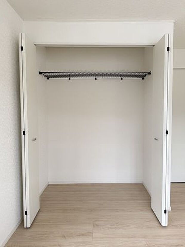 日用品や季節物をすっきりしまえる、暮らしにうれしい収納です。