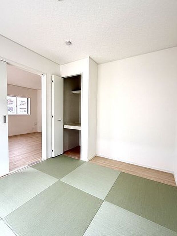客間やお昼寝、遊び場にも使いやすい、暮らしに便利な和室です。