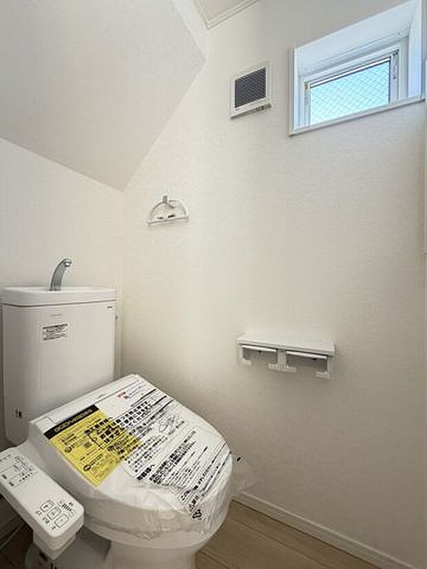 シンプルで使いやすく、日々の暮らしに自然と馴染むトイレです。物件比較にも役立つ一枚です。