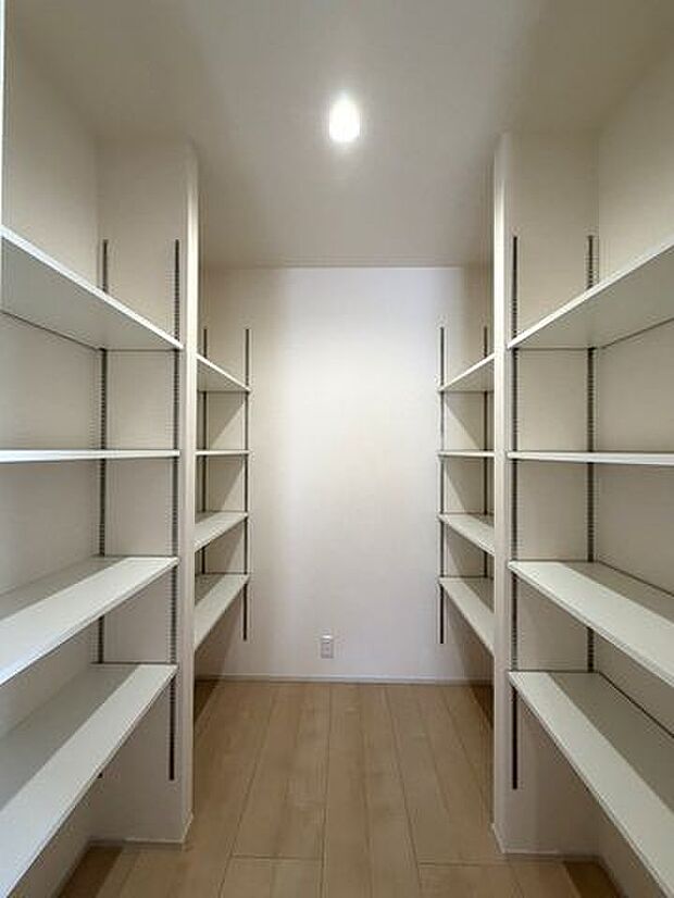 この住まいは暮らしの動きに合わせて片付けやすく居室をすっきり保ちながら日常の整えやすさを支えてます。