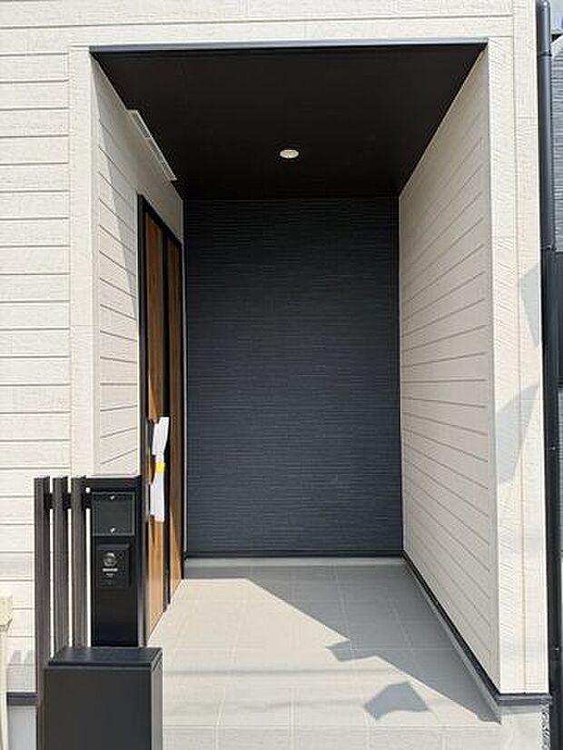 住まいの第一印象を決める玄関。明るく清潔感のある迎え口です。