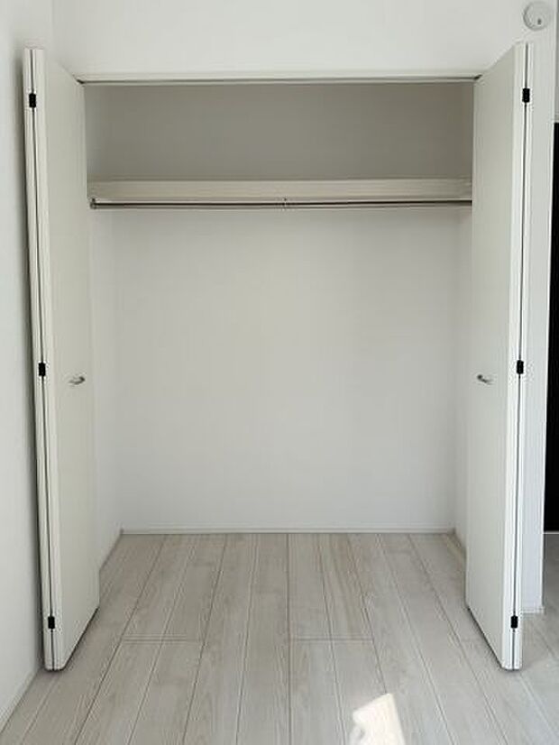 日用品や季節物をすっきりしまえる、暮らしにうれしい収納です。