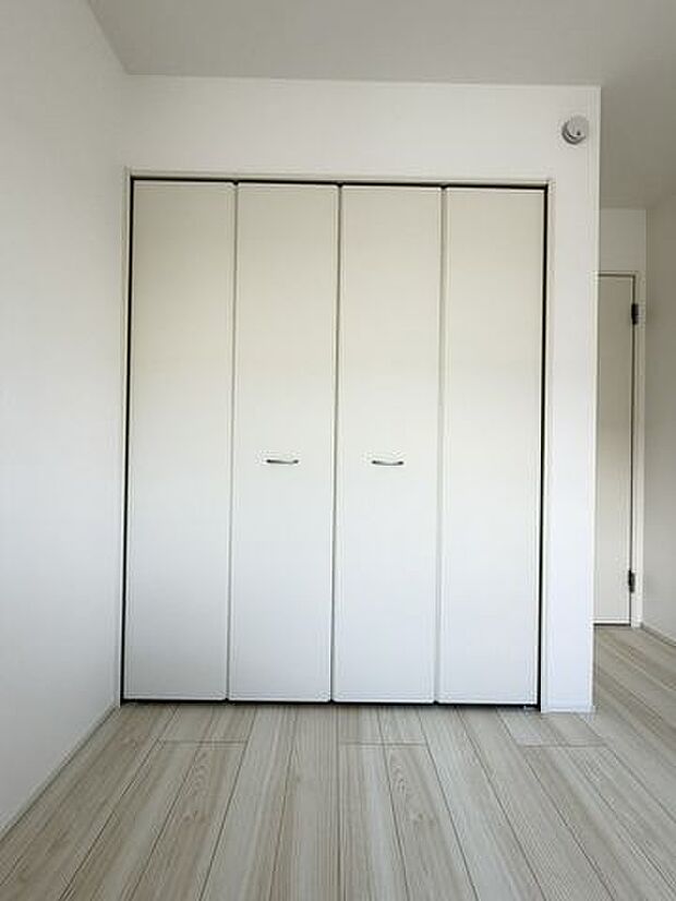 必要な場所に収納があることで生活動線が乱れにくく、住まい全体をすっきり見せやすいのが魅力です。