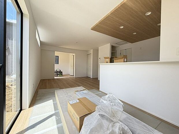 広さだけでなく、毎日の過ごしやすさまで想像できる、住まいの中心にふさわしい空間です。
