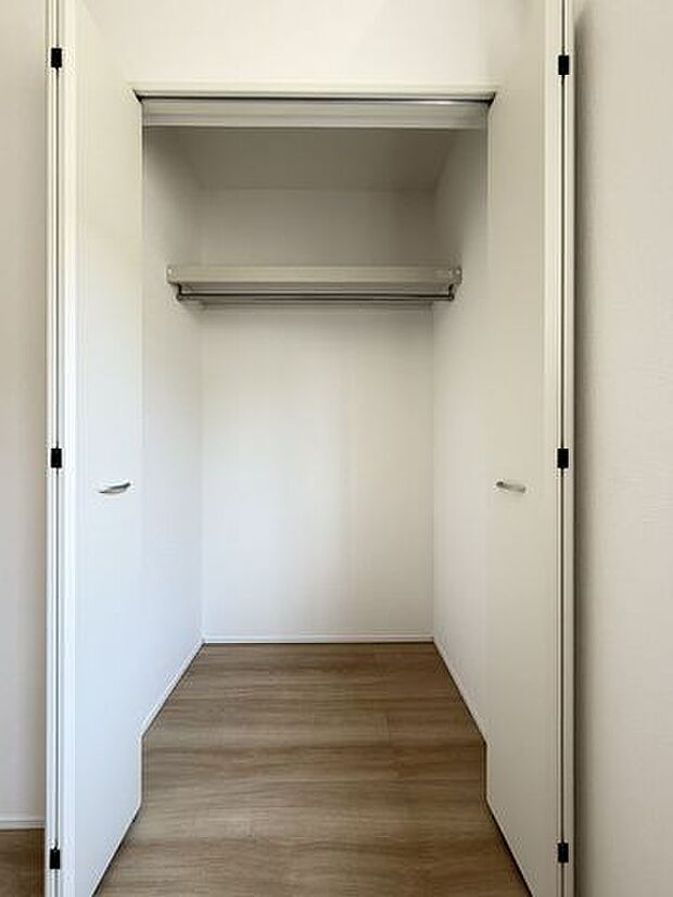 収納スペースがある事でお部屋本来の広さを活かしながら、見た目にもすっきりした住空間を保てます。