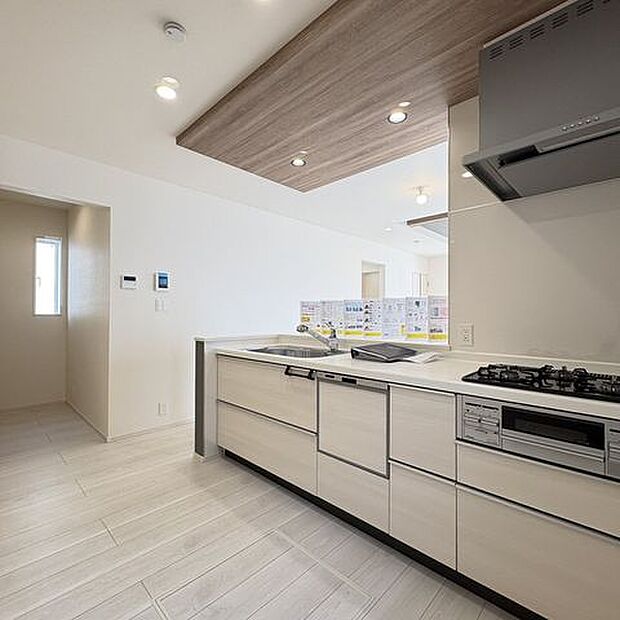 キッチン部分が広く、冷蔵庫・食器棚を置いてもゆとりがありますのでお料理がはかどりますね♪